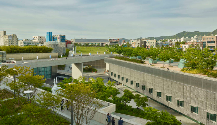 新修建结伴旧历史，，生文化中心立异精神